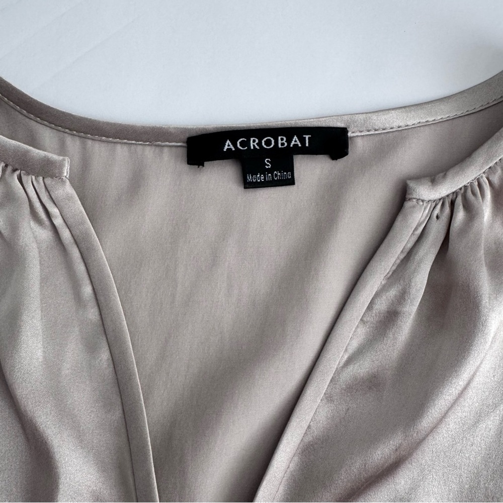 Acrobat Women's Silver 100% silk Blouse sz S - Picture 3 of 8